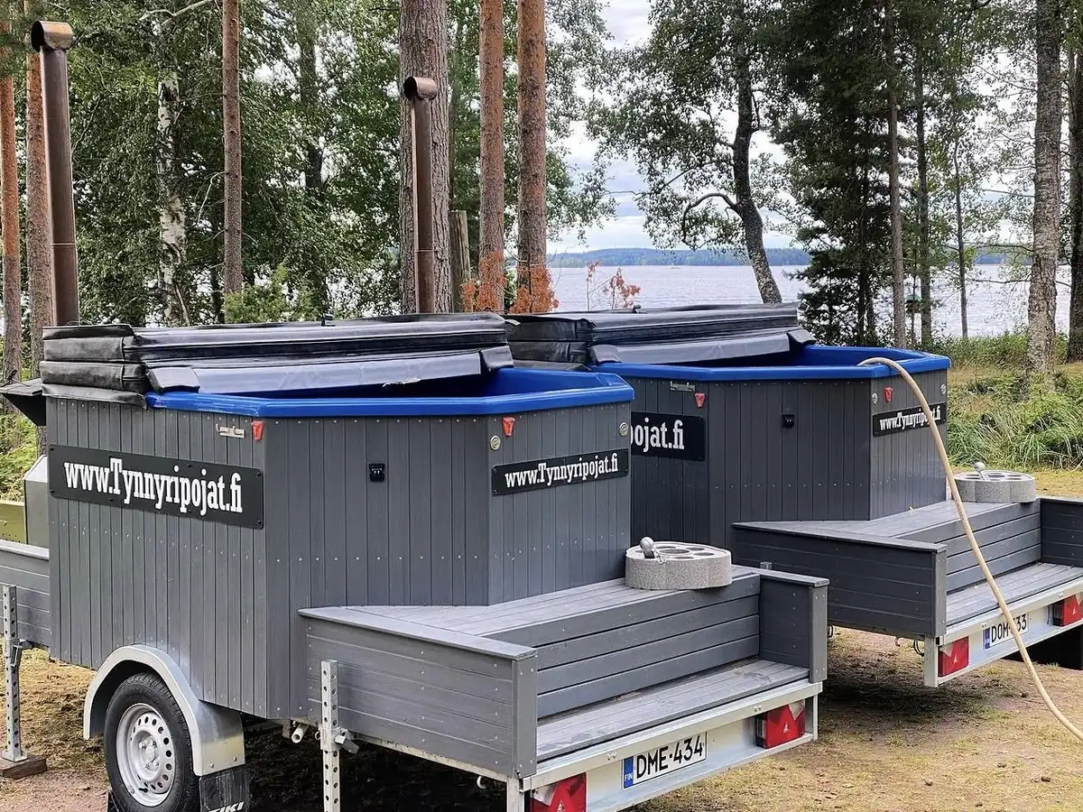 Useita Tynnyripojat-paljukärryjä järven rannalla